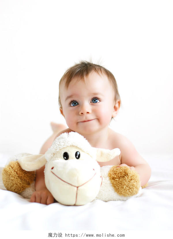 白底活泼可爱开心婴儿抱着毛绒玩具羊人物照片摄影图